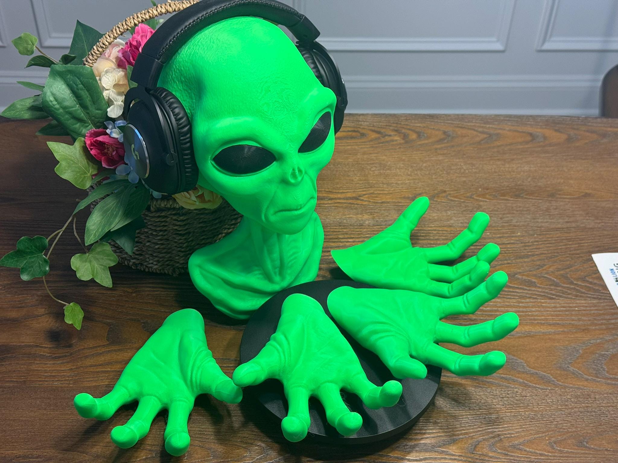 3D Printed Alien Headset Wall Mount: Sci-Fi Headphone Holder by Pencil Short Designs LLC