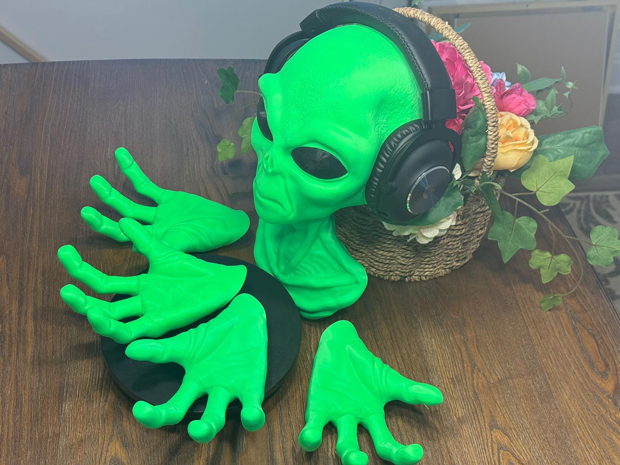 3D Printed Alien Headset Wall Mount: Sci-Fi Headphone Holder by Pencil Short Designs LLC