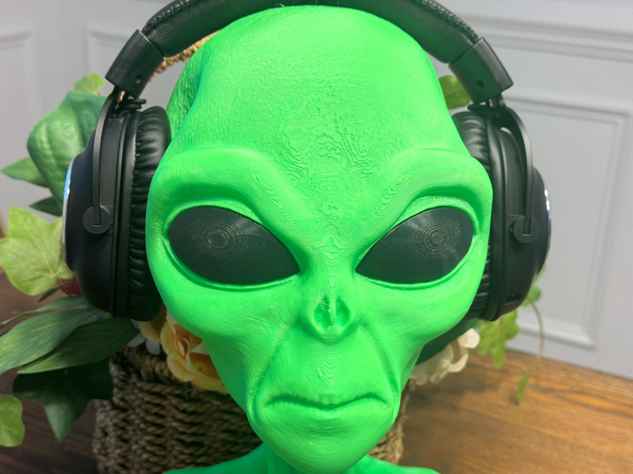 3D Printed Alien Headset Wall Mount: Sci-Fi Headphone Holder by Pencil Short Designs LLC